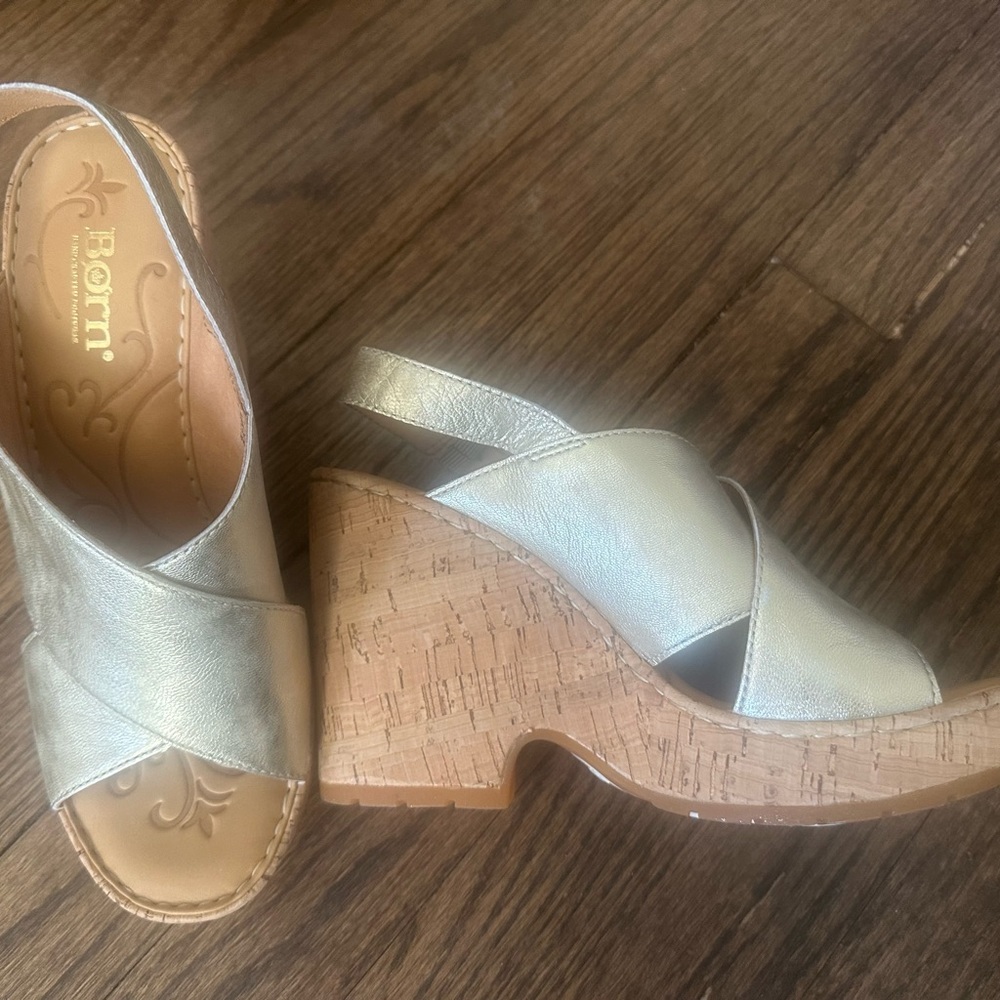 BORN Gold Distressed Wedge Leather Sandals 8M NWT